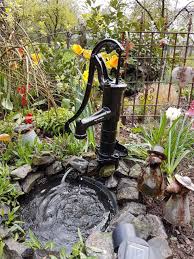 Aldi süd ist hierzulande ein sehr beliebter einzelhändler. Aus Einer Alten Schwengelpumpe Wurde Ein Wasserspiel Brunnen Garten Springbrunnen Garten Sandkasten Garten