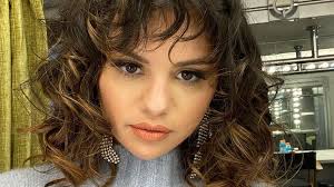 Wilde Mahne Selena Gomez Prasentiert Ihre Neue Locken Frise Promiflash De
