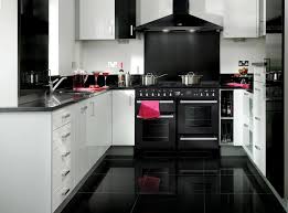 Tres Elegant Et Moderne On Retrouve Le Toledo 110 En Noir Brillant Dans Cette Cuisine Blanche Ou Les Diffe Piano De Cuisson Relooking Cuisine Cuisine Moderne