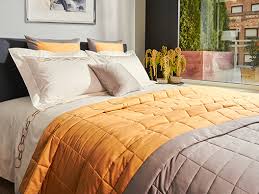 Kamu bisa pilih bed cover ala hotel, polos, atau bed cover unik dan lucu! Luxury Bedding Fine Linens Frette