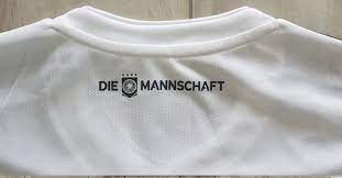 Wie sieht das neue deutschland trikot 2018 aus? Fussball Highlight Die Stars Des U21 Teams Signieren Dfb Trikot