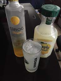 Ciroc Pineapple Simply Lemonade Alcohol Drink Recipes Drinks Alcohol Recipes Liquor Drinks