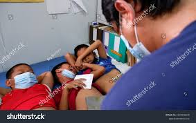 フィリピン、ラグナのサンパブロ市 –  2022年3月11日：男の子は、友愛組織によって組織され、資金を提供される無料の医療サービスで男性のパラメータのボランティアを割礼されたために痛みを叫ぶ写真素材2135046639  | Shutterstock