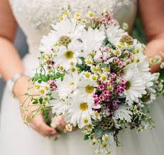 Acabamento sutil com pequenas flores e cetim.clássico: Buque De Flores 60 Arranjos Para Voce Comemorar Um Dia Especial