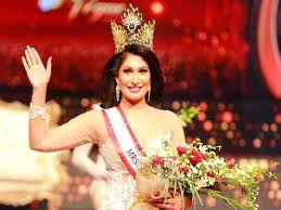 Mrs sri lanker, pushpika de silva, has allegedly sustained 'head injuries' as her crown is removed by mrs world on stage at a ceremony in colombo, who claims she can't win the contest because it is claimed she was divorced. 4vhbnq5h6f9mum