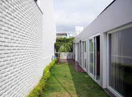 Teras atau taman samping bisa dinikmati dari ruang tamu, ruang makan, dan dapur sekaligus. Desain Taman Minimalis Modern Depan Samping Dan Belakang Rumah