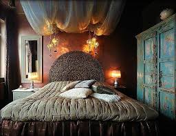 Whether you want to call it boho or bohemian, this chic style is full of different colors, patterns, textures, themes, and decorations that are used to create an artistic aesthetic. Cool Overhead Valance Lights Digsdigs Com Refined Boho Chic Bedroom Designs 27 Jpg 68 Schlafzimmer Gestalten Schlafzimmer Design Orientalisches Schlafzimmer