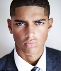 Les cheveux métissés sont, comme leur nom l'indique, un mélange de deux types de cheveux. 7 Coupes De Cheveux Courtes Pour Homme Noir Et Metis Cheveux Courts Homme Coupe De Cheveux Courte Coupe De Cheveux Homme Courte