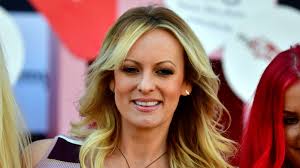 Trump noemt pornoactrice Daniels 'paardenkop', zij slaat terug met 'tiny'