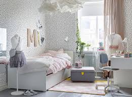 Una camera da letto con una parete scura, stand appendiabiti, letto e comodino. Camerette Ikea 2020 15 Idee Belle E Funzionali Per La Camera Dei Bambini Diy Room Decor Tumblr Home Decor Bedroom Bedroom Design