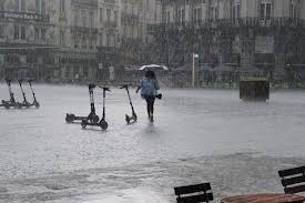 De maas gaat wel wat stijgen! Zwaar Onweer Zorgt Voor Wateroverlast In Het Land Nog Regen En Onweer Op Komst De Morgen