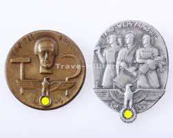Militaria sondeln auf dem acker brachte ein abzeichen aus dem wk2 zum vorschein. 2 Abzeichen Nsdap Tag Der Arbeit 1934 1935 Archiv Trave Militaria Orden Und Ehrenzeichen