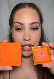 Parte 2/ Não ia comprar mas comprei! Blush cor Up Level de @Mari Maria  Makeup Essa nova embalagem está incrível 🧡 E a cor é linda demais também.  Eu amei a minha escolha. #blush #marimariamakeup ...