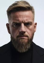 Amanda Hemingway's Instagram, Twitter & Facebook