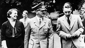 Hitlerjugend, abreviado hj) fueron establecidas por el partido nacionalsocialista obrero alemán (nsdap) en 1926 para crear un nuevo sistema de adiestramiento para los jóvenes alemanes, con el fin de proporcionarles un entrenamiento militar y desarrollar su entendimiento y obediencia a la ideología nazi. Agil Como Un Galgo Resistente Como El Cuero Y Duro Como El Acero De Krupp Secciones Dw 27 11 2012