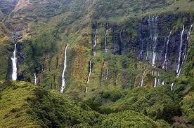 Flores (azoren) flores ist mit 143,1 km² die viertkleinste insel der portugiesischen inselgruppe der azoren im atlantik. Azoren Flores Wasserfalle1 Foto Bild Europe Portugal Acores Bilder Auf Fotocommunity