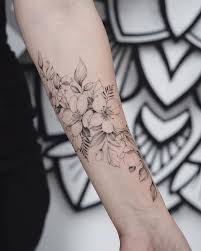 30 Inspirations De Tatouages Pour Le Printemps Tatouage Manchette Tatouage Avant Bras Tatouage Fleur Avant Bras