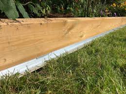 Rasenkante Aus Metall Mit Radlauf Vorbereitung Fur Den Mahroboter Rasenkanten Rasenkanten Ideen Rasen