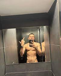 Aron Piper incendia Instagram posando completamente desnudo en el espejo