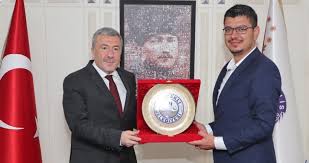 İstanbul i̇l emniyet müdürü olarak mustafa çalışkan ve yanında bulunan iki korumasına köprüde bulunan darbeci askerler tarafından ateş açıldı. Kozakli Belediye Baskani Istanbul Emniyet Muduru Mustafa Caliskan I Ziyaret Etti Nevsehir Haber