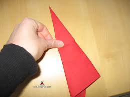 Épatez vos invités avec des serviettes pliées en forme de sapin. Pliage De Serviette En Forme De Chausson Botte De Lutin