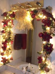 20 Amazing Christmas Bathroom Decoration Ideas Christmas Apartment Easy Christmas Decorations Christmas Bathroom Decor