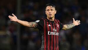 Lapadula (a sinistra) in acrobazia per il lecce nel 2020, contrastato dall'atalantino caldara. Video Delantero Italiano Es Convocado Por Peru Sin Conocer El Pais Ecuagol