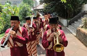 Alat musik ini terdiri dari dua buah piringan logam berpacu, yang memiliki garis tengah k.1. 23 Alat Musik Betawi Disertai Gambar Dan Penjelasan Lengkap