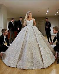Das brautkleid oder hochzeitskleid wird von der braut zur hochzeitszeremonie getragen. Sissi Brautkleider