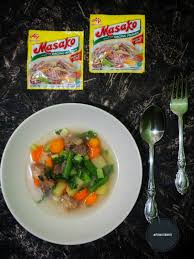 Bakso umumnya dibuat dari campuran daging sapi giling dan tepung tapioka, tetapi ada juga bakso yang terbuat dari daging ayam, ikan, atau udang bahkan daging kerbau. Resep Masakan Sederhana Dari Ibu Liswanti Pertiwi