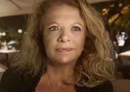 È figlia del doppiatore e direttore del doppiaggio renato izzo e sorella gemella dell'attrice e regista già doppiatrice simona. Myriam Catania Her Mother Remembers Her Terrible Accident And Reveals That Argentero