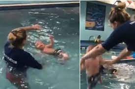 Hi teman teman, video kali ini bulan sedang berenang di kolam renang ll kids swimming in pool mau tau keseruannya di. Video Viral Tiktok Bayi 8 Bulan Dilempar Ke Kolam Oleh Instruktur Renang
