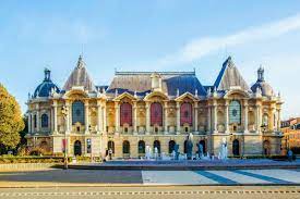 Lille (often written l'île the island until the 18th century) began as a village between arms of the lille developed rapidly in the 19th century and became a centre of industrial activities such as the. Altstadt Von Lille Frankreich Franks Travelbox
