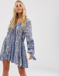 Maybe you would like to learn more about one of these? Blaues Schwingendes Kleid Mit Paisley Muster Von En Creme 23 Asos Lookastic