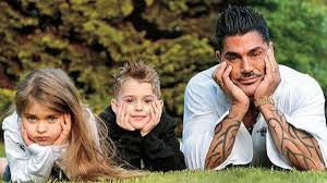 Although his career lasted four years, fort was one of the more popular personalities in his country. Enormes Los Hijos De Ricardo Fort Hoy
