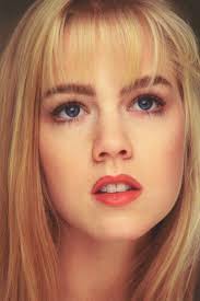Jenni Garth de nombre real Jennifer Eve Garth es sobre todo conocida por su  papel de Kelly Taylor en la popular serie de los años 90´s, Sensación de  vivir. Nació en Urbana,