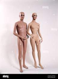 COUPLE MAN WOMAN FULL FIGURE NAKED BALD MANNEQUIN DUMMY WOODEN UNEMOTIONAL  STIFF PLASTIC UNFEELING COLD Stock Photo - Alamy