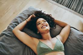 80% der frauen schlafen mit bh, doch ist dies auch wirklich gesund? Die Grossten Bh Mythen
