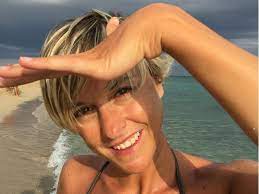 Nadia toffa was an italian journalist and television presenter for satirical current affairs programme le iene who gained attention in 2017. Un Anno Senza Nadia Toffa Morta Per Glioblastoma Stava Male Ma Mi Spediva Foto Con Fiori Corriere It