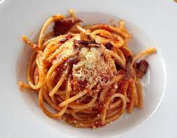 La ricetta odierna non prevede ne aglio e non esiste l'amatriciana con la pancetta. Amatriciana Con Cipolla O Senza Sciogliamo I Dubbi Gambero Rosso