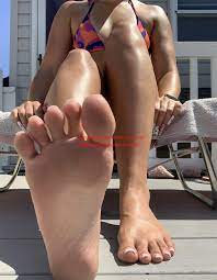 POV: A cute girl puts her feet right in your face, but doesn't even know  you have a foot fetish! : rScrunchedSoles