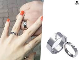 T 611 T 731 후기입니다 두 반지 모두 중앙에 사선으로 스톤이 들어가서 커플링으로 인기가 많은 제품인데요 후기에서도 느낌이 비슷해 커플링으로 제격이라고 소개해주셨네요 각자의 개성을 살리는 커플링이라는 점이 매우 마음에 든다고 해주셨습니다 디자인 커플