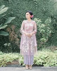 Kebaya brokat modern rok duyung jacquard minat hubungi wa 082138889292 line butikmykebaya pakai yaa kebaya model pakaian model from i.pinimg.com. 60 Model Kebaya Modern Terbaru 2020 Inspirasi Wanita Bergaya