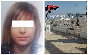 Due giovani difendono un venditore di rose extracomunitario, una ragazza li  prende a bottigliate: arrestata