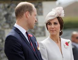 Już wiadomo, które z dzieci jest do niej podobne. Ksiezna Kate I Ksiaze William Z Dziecmi Na Swiatecznym Zdjeciu Elle Pl