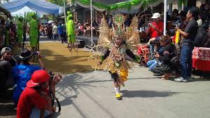 Dengan menggunakan bambu kuning, kamu menjaga diri dari kemungkinan. Banyuwangi Merdeka Com Warga Gintangan Sulap Bambu Jadi Kostum Karnaval Yang Unik