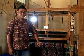 Ya, sarung memang memiliki keistimewaan bagi masyarakat indonesia. Keistimewaan Tenun Ikat Kediri Menjual Buatan Tangan Jadi Banjir Pesanan Kediri Post