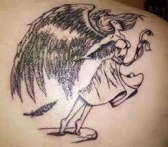 Los tatuajes simbólicos son poderosas opciones artísticas para tatuarnos en el cuerpo y dar un mensaje con significados claros, directos y. Angeles Tatuajes Asombrosos Llenos De Simbolismo Y Arte