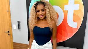 Cenapop · Cariúcha ostenta corpão de biquíni e nega plásticas: “Nunca fiz  nada”