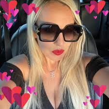 Does Universal's Stella Nova resort have microwaves and safes?